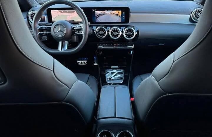 
								Mercedes-Benz CLA 200 full									