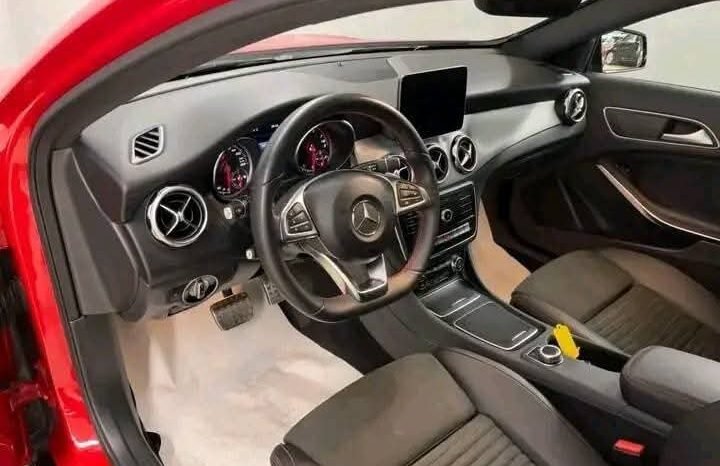 
								Mercedes-Benz GLA 180 full									